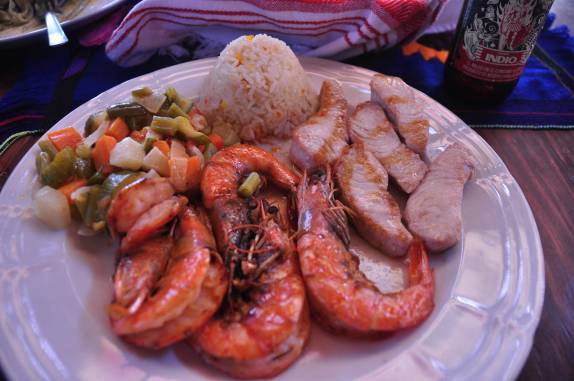 Almoço de peixe e camarão em Puerto Escondido, na costa de Oaxaca, no litoral Pacífico do México